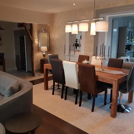 La Glycine Blanche Pomas