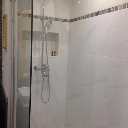 La Glycine Blanche 4* Pomas